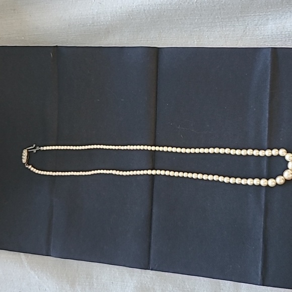 18 inch graduated faux pearl necklace. - Picture 1 of 3